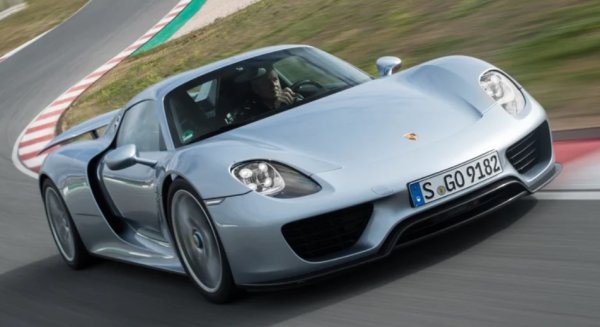 Моделът е технологичната витрина на марката в областта на хибридното задвижване. И обвита в ореол кола с малко бройки, любима на колекционерите. Porsche 918 Spyder със сигурно може да впечатли само със своя хибриден 4.6L V8 двигател. Но пък съчетанието с този дизайн прави този хиперавтомобил уникален.

Моделът се гордее още с иновативна спирачна система, монококова конструкция от въглерод и високо ниво на горивна ефективност. Всичките са големи скокове от инженерна гледна точка.
Разбира се, феновете бяха развълнувани повече от дизайна и предложените под капака 887 конски сили, които изстрелват звяра до стотака за 2,6 секунди. Неговата максимална цитирана скорост е 340 км/ч.

Уникалното е друго -  колко добре Porsche успя да превърне своето технологично чудо в произведение на автомобилното изкуство. Малко други хиперколи успяват да бъдат толкова иновативни, като същевременно запазват вечен външен вид.